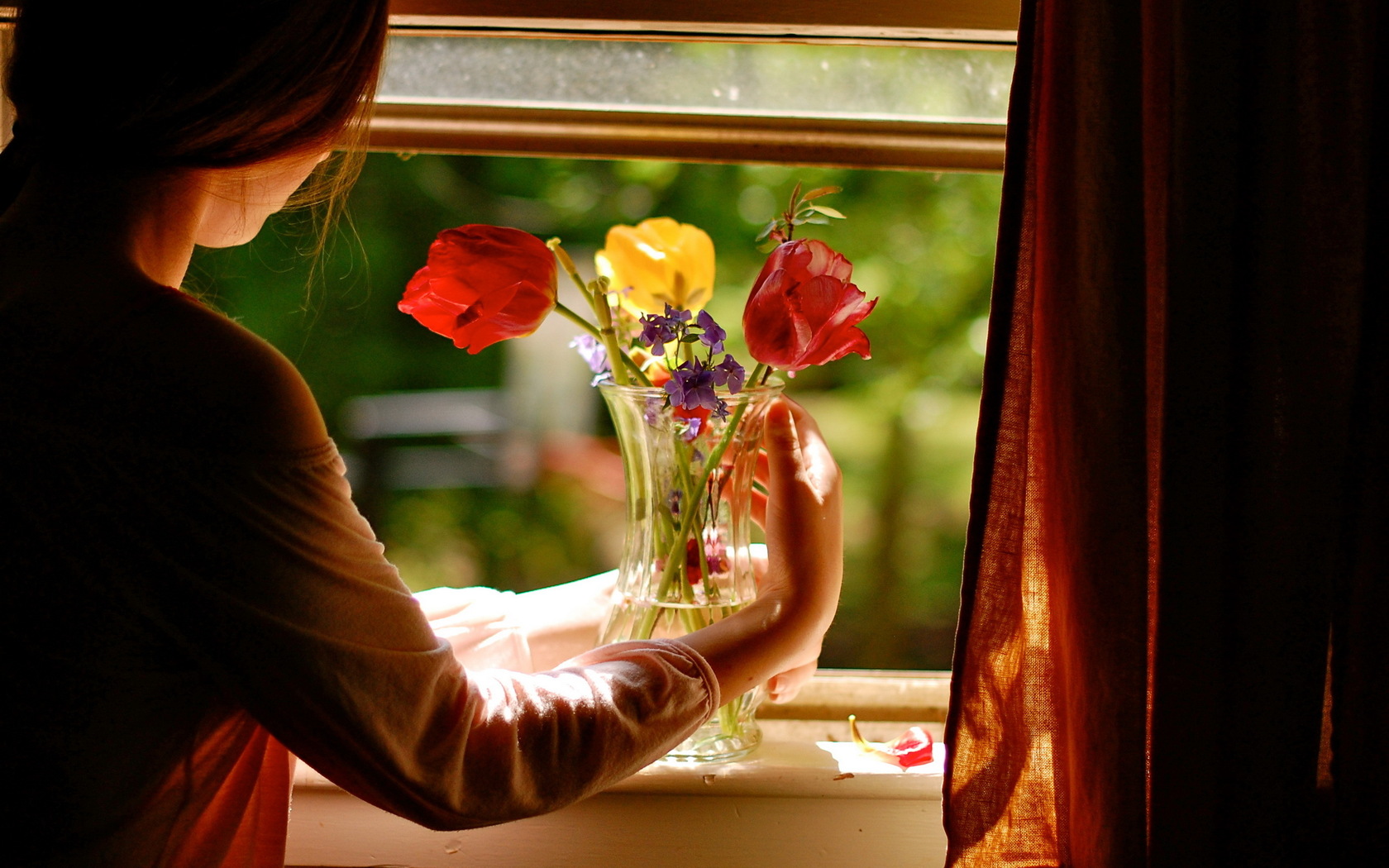 Девушка с цветами возле окна