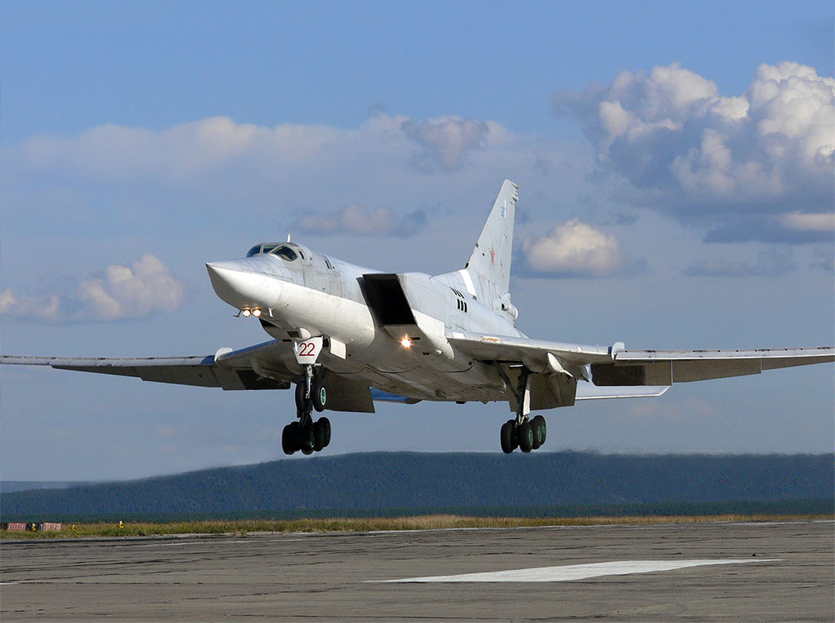 Самолет ту 22м3 фото характеристики. Ту-22м3. Ту-22м3 сверхзвуковой самолёт. Ту-22 бомбардировщик. Ту-22 сверхзвуковой самолёт.