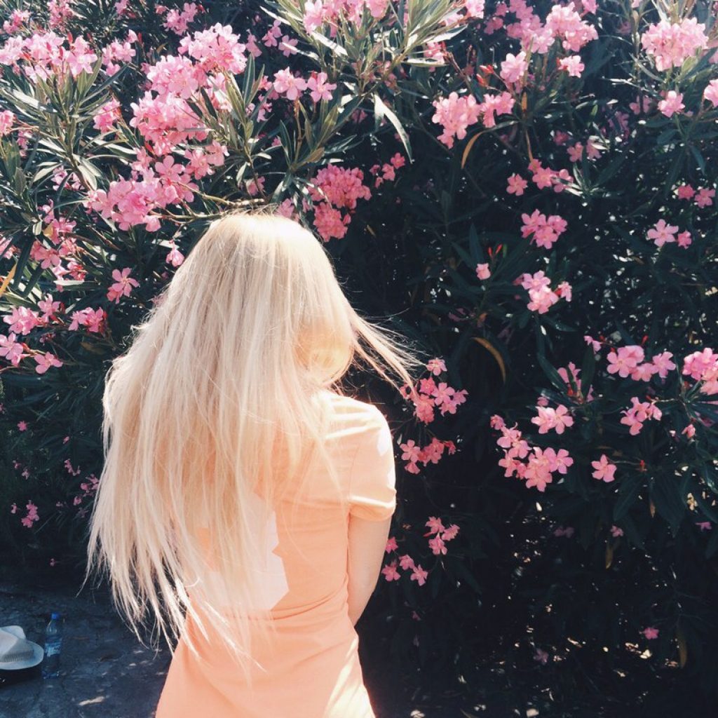 Фото девушки с цветами со спины блондинка