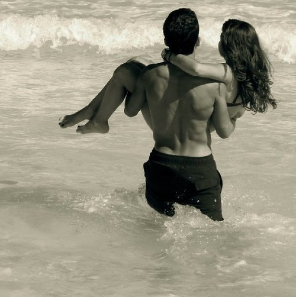 Фото парень с девушкой на море спиной
