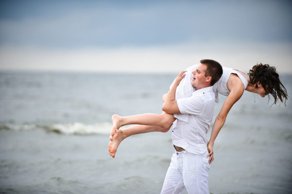 Несет на руках. Мужчина несет женщину на плече. Женщина держит в руках. Мужчина носит на руках женщину. Ношу подругу на руках.