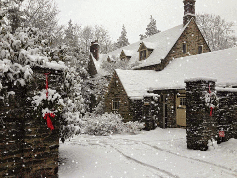 Падал старый снег. Зимний домик с падающим снегом. Новый год в деревенском доме. Новый год в деревне. Уютная зима.