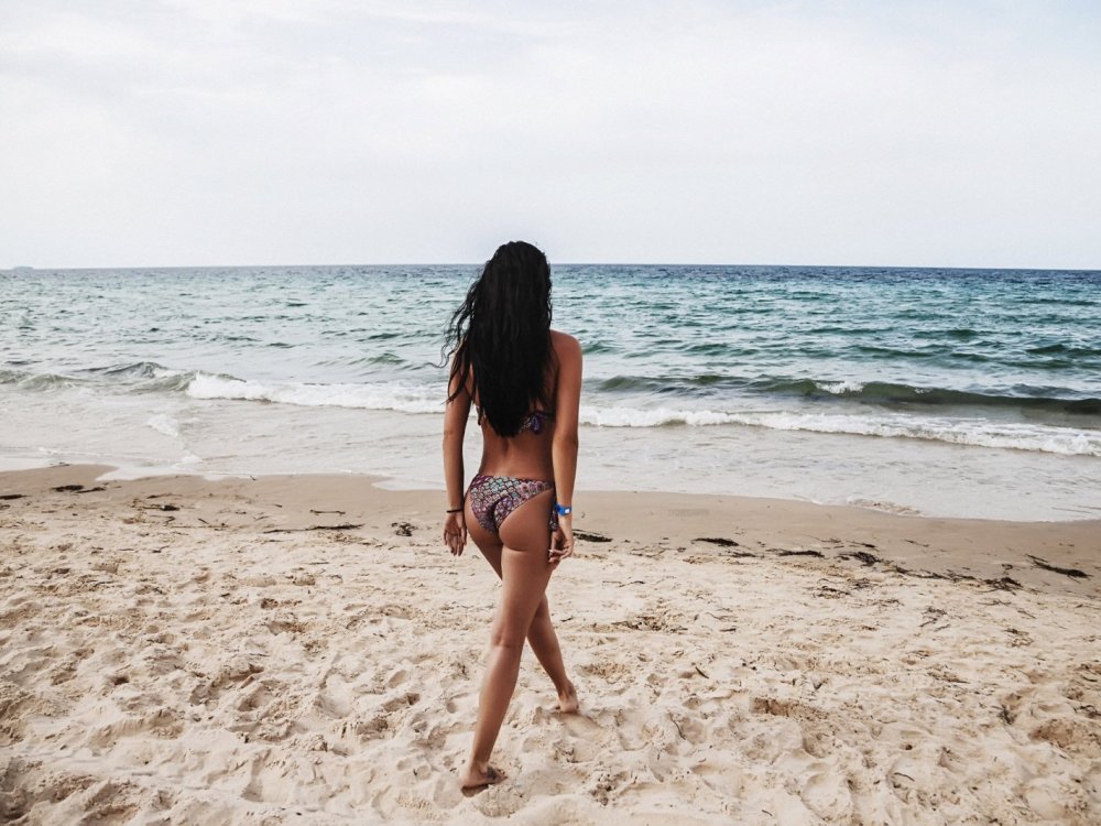 Девушка на пляже фото брюнетка фото