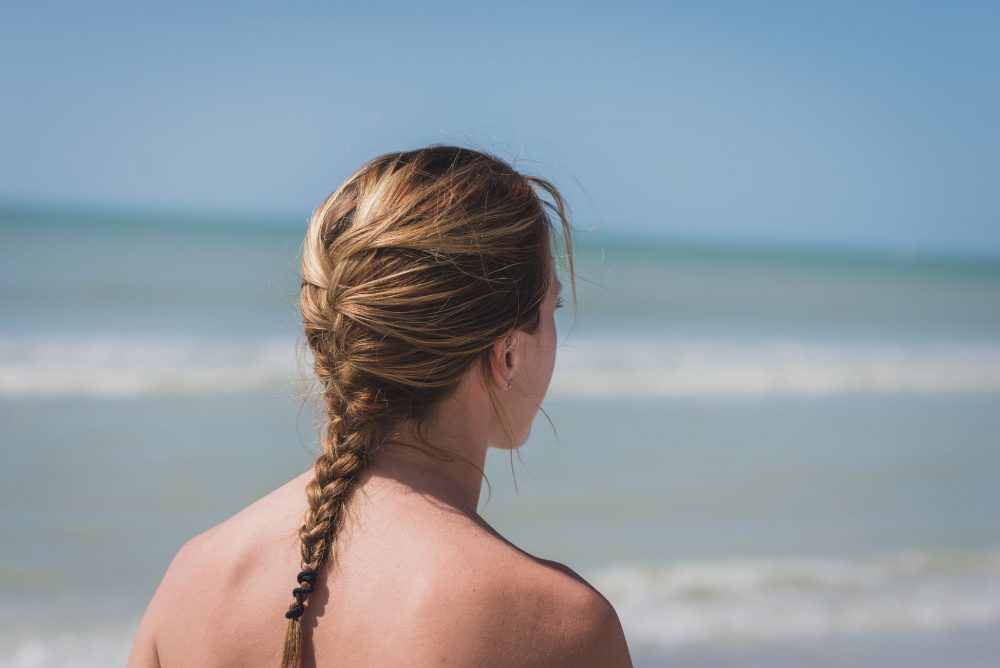 Фото девушек с длинными волосами со спины на море на