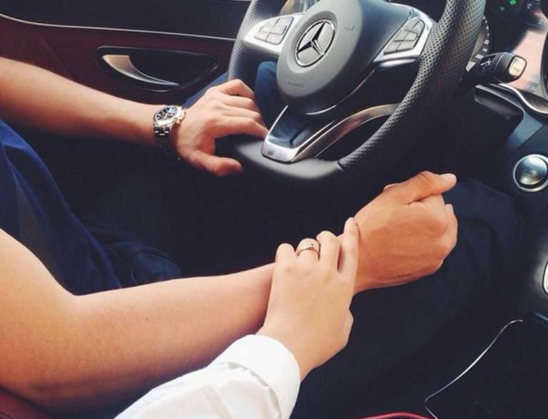 Фото реальные руки парня и девушки в машине