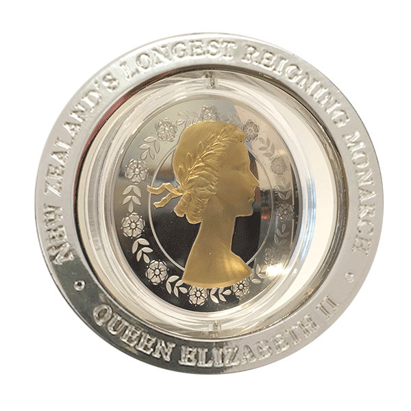 Spinning coin. Монеты с королевой Елизаветой 2. Coin Spin. Coin rotate gif. Монета ГАЗ 21.