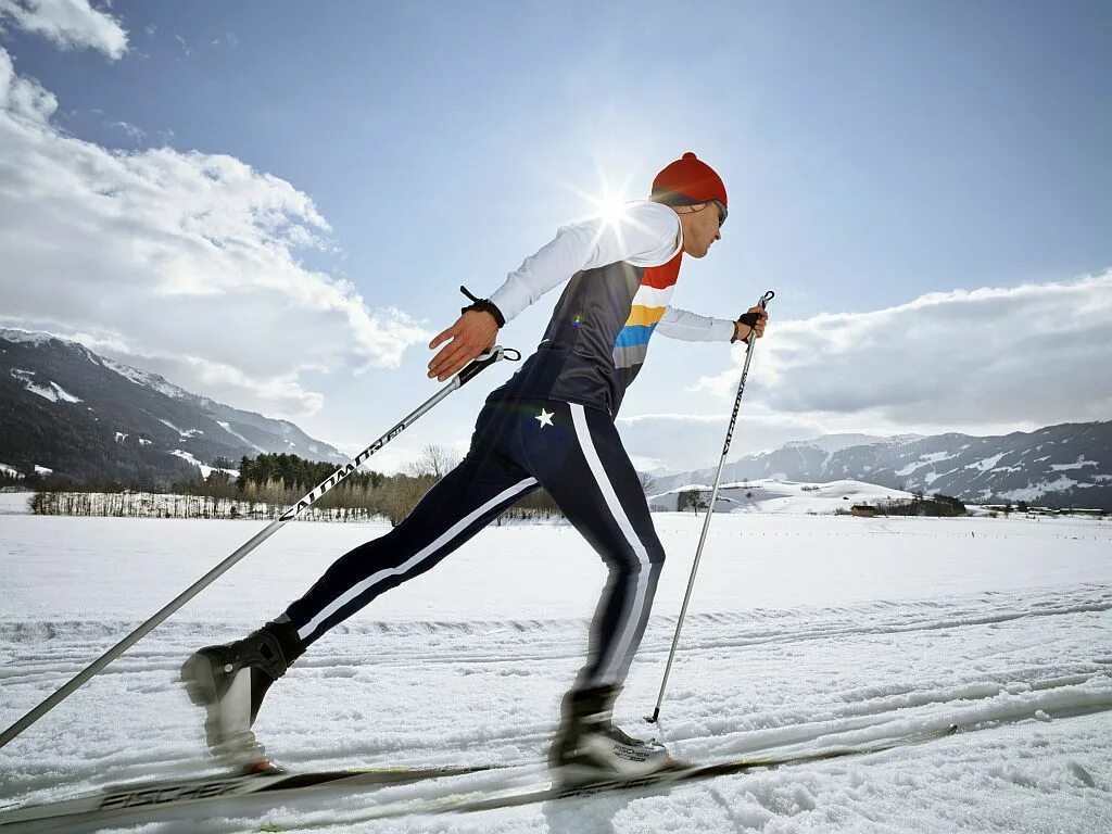 Лыжи Сумит Фишер. Лыжник. Бег на лыжах. Человек на лыжах.