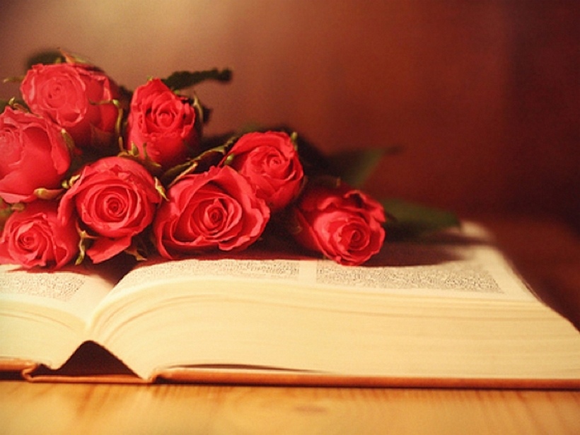 Книга цветы. Книга с цветами. Букет цветов и книга. Рождение женщины книга
